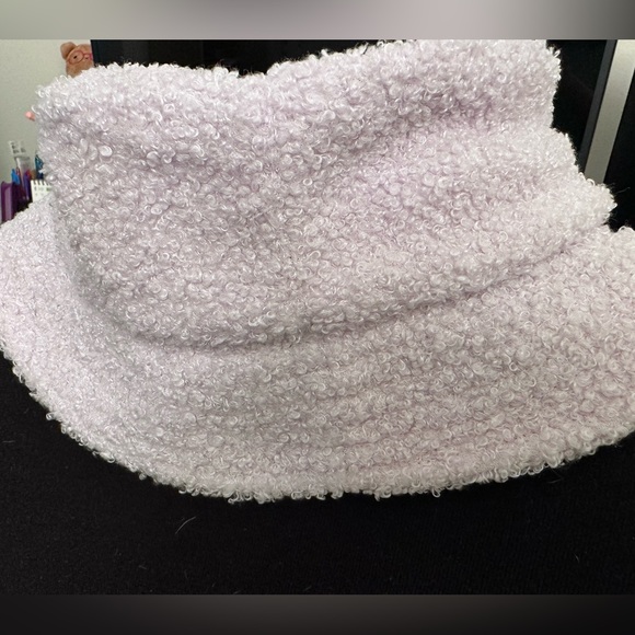 💟New urban Outfitters bucket hat in lilac color - Picture 3 of 4